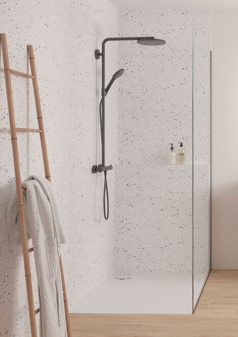 Inloopdouche met Dzignstone Terrazzo wandpanelen en witte doucheplaat
